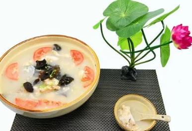 湖水滑湖鱼:武汉黄陂区特产-特色名菜 木兰假日山庄《湖水滑湖鱼》,产地宝