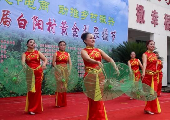 资中县龙江镇首届白阳村黄金梨采摘节在白阳村烟火店小学开幕,产地宝