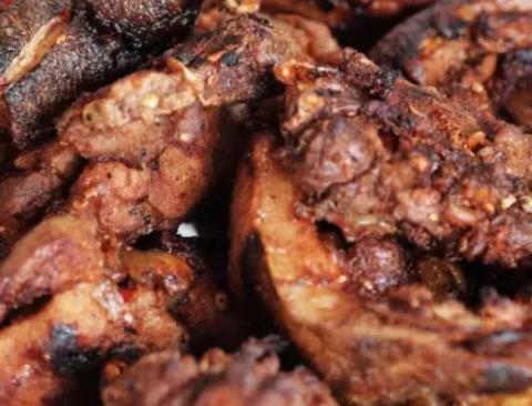 普格烤小猪肉:凉山普格特色美食烤小猪肉,产地食品烤肉,产地宝