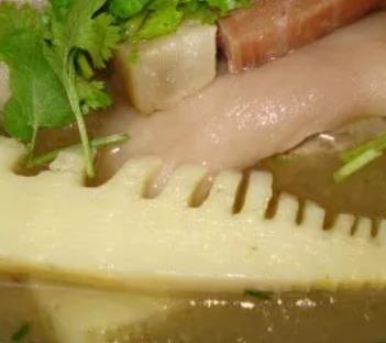 干竹笋炖腊猪蹄:重庆江津区柏林镇特色美食干竹笋炖腊猪蹄,产地宝