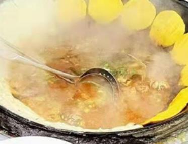 甲埂灶台鱼:滁州来安水口镇甲埂村特色美食灶台鱼烤全羊,产地宝