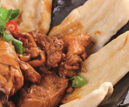 凤阳地锅鸡:滁州市凤阳县特色美食地锅鸡,产地食品面饼鸡肉,产地宝